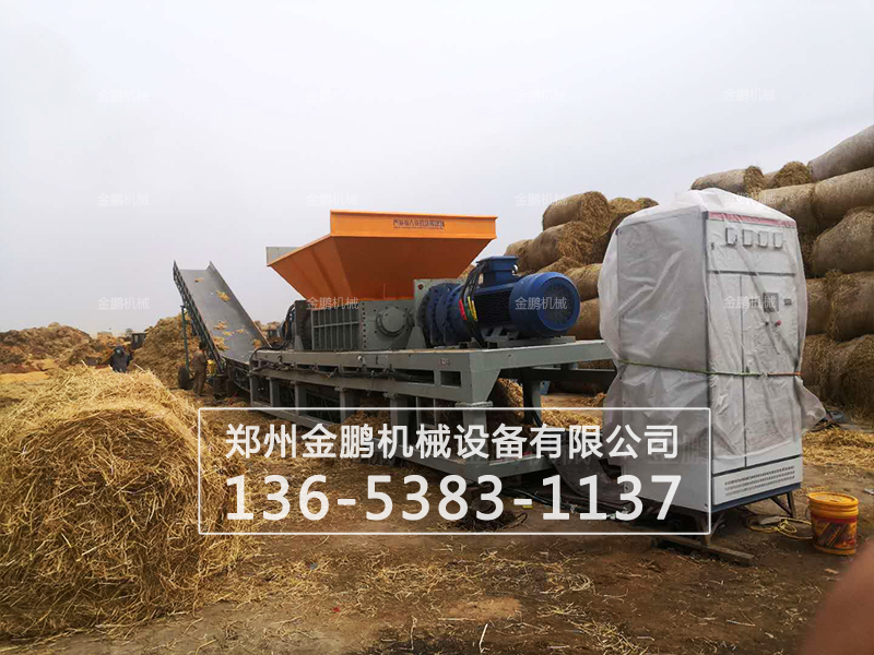稻草捆粉碎出料现场