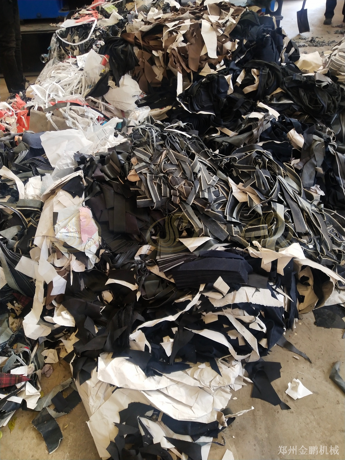 郑州金鹏皮革边角料粉碎机在鞋服厂废料就地减容中的工程实践