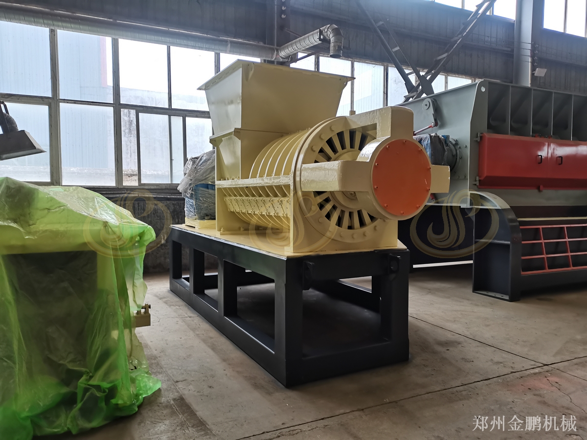 郑州金鹏废布边角料粉碎机进料引导与刀片耐磨作业