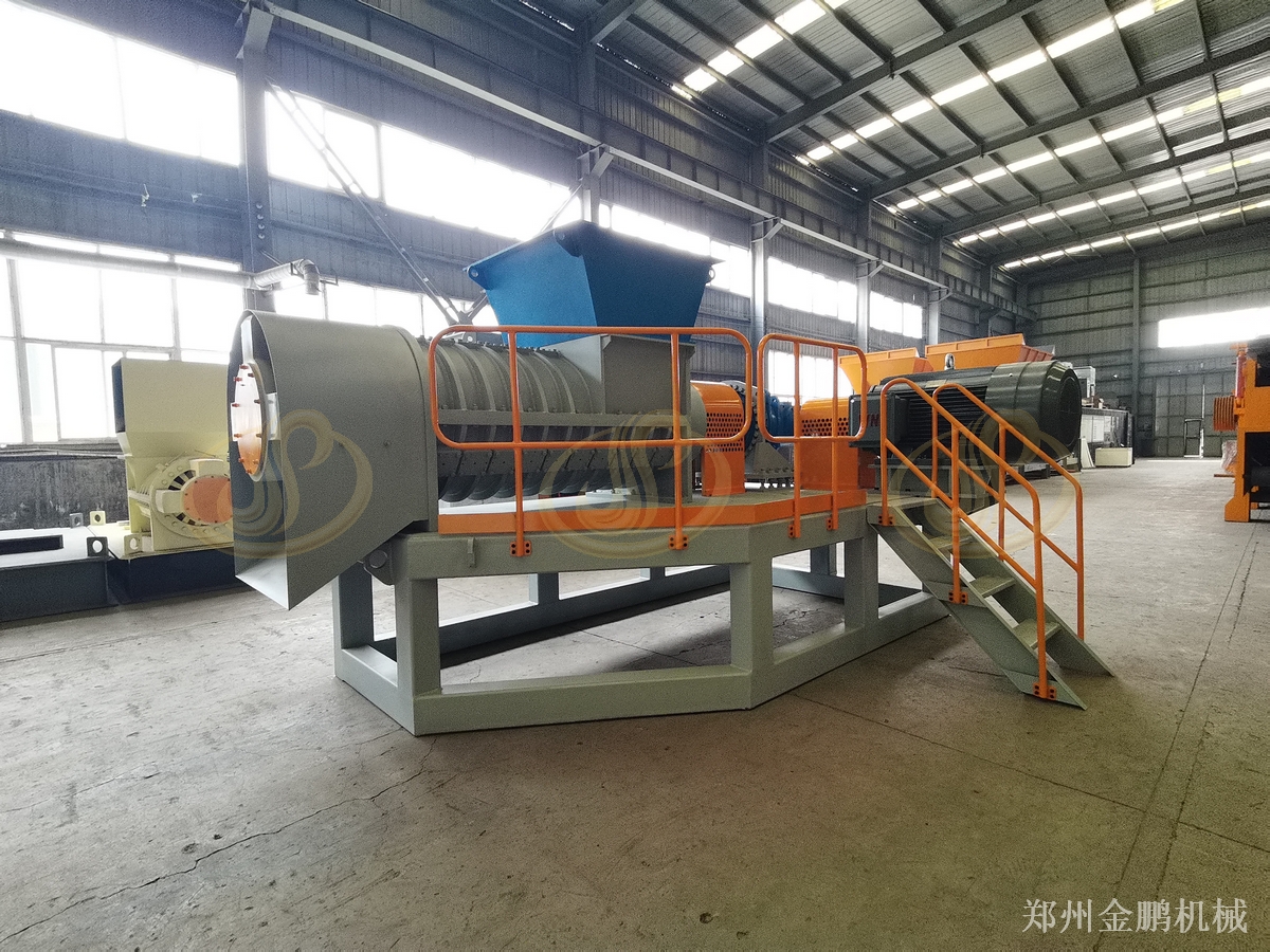 郑州金鹏人造革撕碎机:螺旋刀辊应对柔软易缠绕物料