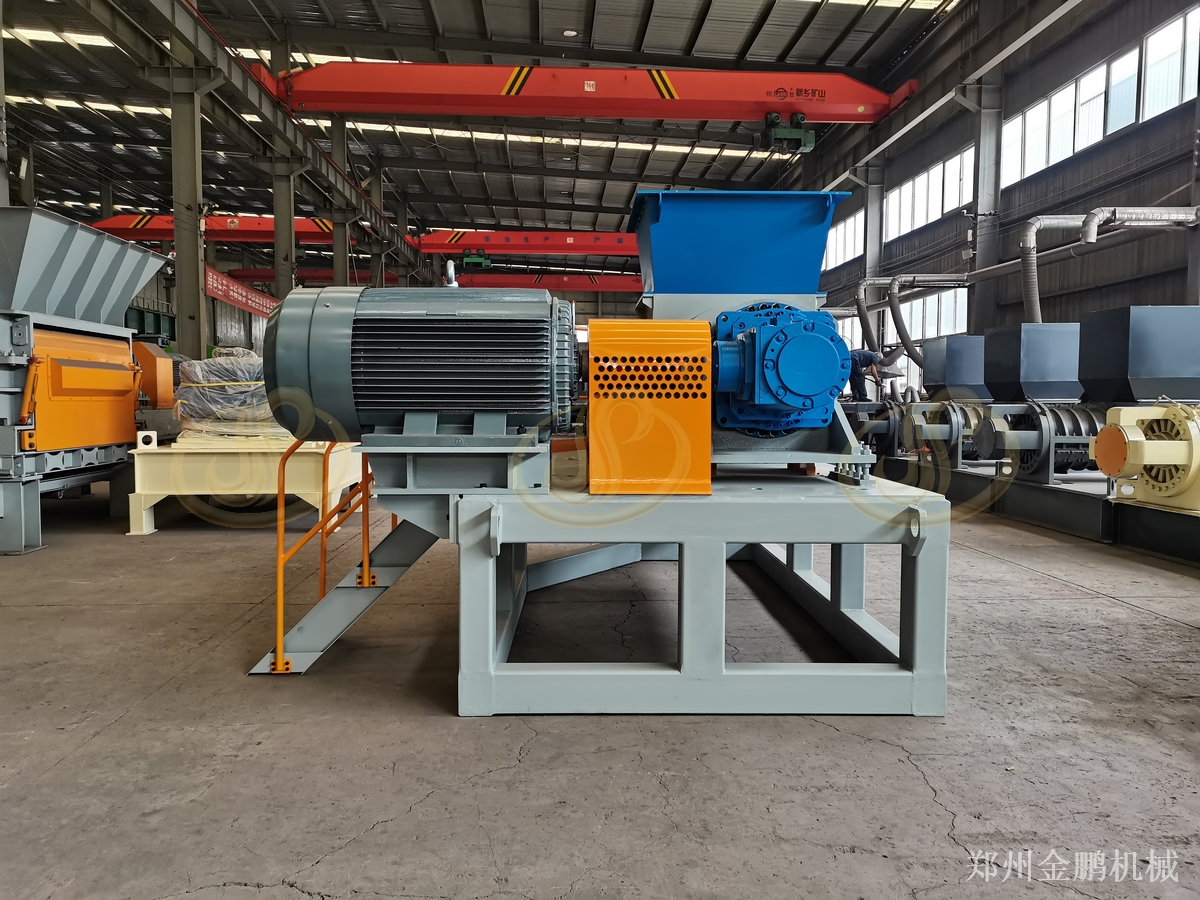 郑州金鹏农膜粉碎机回收农膜抖散投料说明